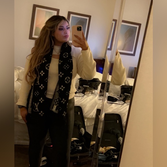 LOUIS VUITTON SCARF - Picture 16 of 16